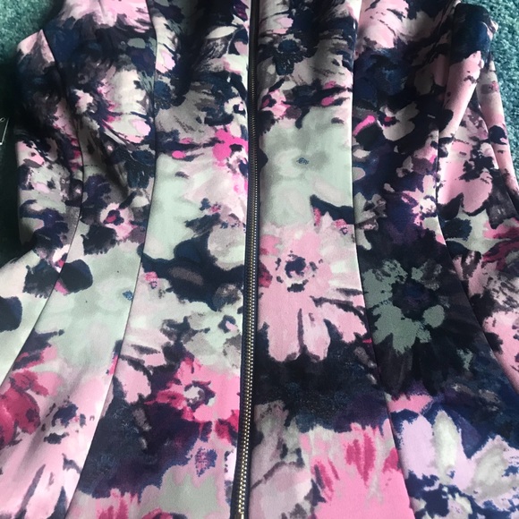 🌼Taylor fit and flare floral dress. - Picture 3 of 3